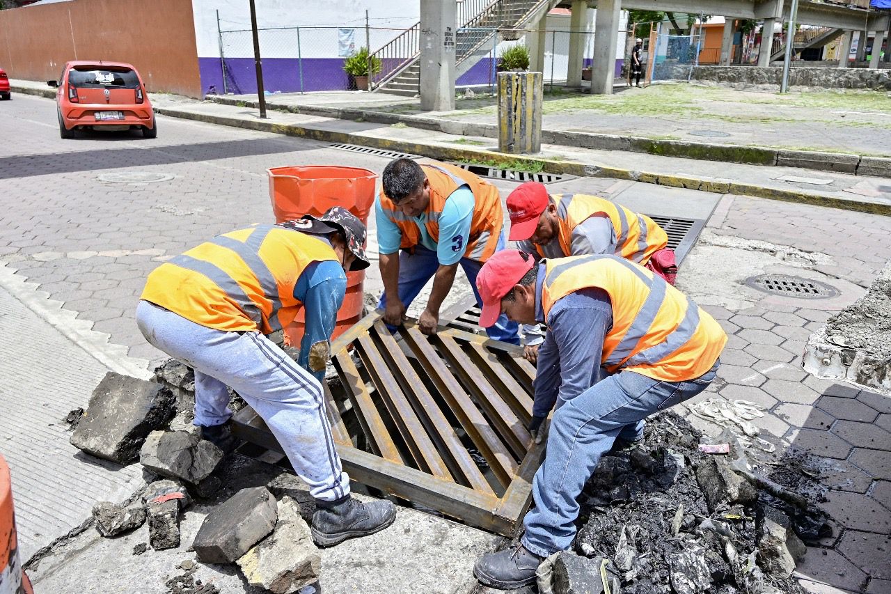 Ayuntamiento de Tlaxcala realiza limpieza de alcantarillas y renovación de rejillas en la calle Ribereña